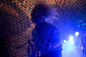 Koncert: The Bad Tales - Maksymilian Kwapień - wokalista The Bad Tales podczas koncertu w Piwnicach TCK