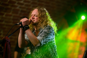 Koncert: The Bad Tales - Maksymilian Kwapień - wokalista The Bad Tales podczas koncertu w Piwnicach TCK