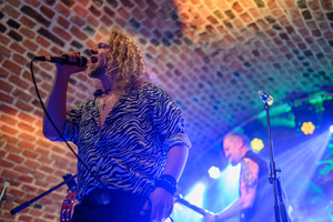 Koncert: The Bad Tales - Maksymilian Kwapień - wokalista The Bad Tales podczas koncertu w Piwnicach TCK