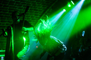 Koncert: The Bad Tales - Maksymilian Kwapień - wokalista The Bad Tales podczas koncertu w Piwnicach TCK