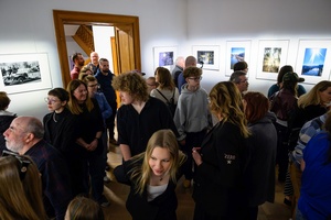 Wystawa: w cyklu Wernisaże Dzień po Dniu - Publiczność oglądająca wystawę.
