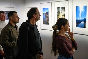 Wystawa: w cyklu Wernisaże Dzień po Dniu - Publiczność oglądająca wystawę.