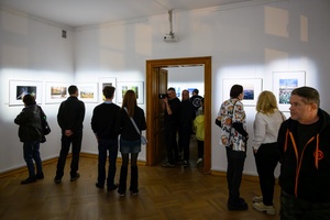 Wystawa: w cyklu Wernisaże Dzień po Dniu - Publiczność oglądająca wystawę.