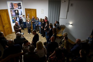 Wystawa: w cyklu Wernisaże Dzień po Dniu - Widok z góry na zgromadzonych autorów podczas przemowy.