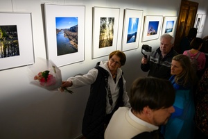 Wystawa: w cyklu Wernisaże Dzień po Dniu - Publiczność oglądająca wystawę.