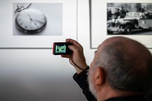 Wystawa: w cyklu Wernisaże Dzień po Dniu - Publiczność oglądająca wystawę.