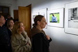 Wystawa: w cyklu Wernisaże Dzień po Dniu - Publiczność oglądająca wystawę.