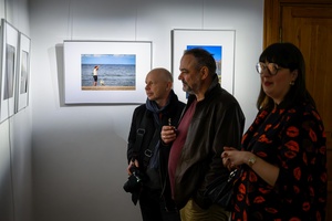 Wystawa: w cyklu Wernisaże Dzień po Dniu - Publiczność oglądająca wystawę.