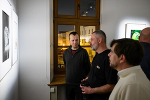 Wystawa: w cyklu Wernisaże Dzień po Dniu - Publiczność oglądająca wystawę.