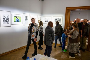 Wystawa: w cyklu Wernisaże Dzień po Dniu - Publiczność oglądająca wystawę.