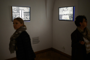 Wystawa: Rozważania nad istotą czasu - Publiczność oglądająca wystawę.