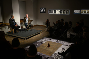 Wystawa: Rozważania nad istotą czasu - Autor Marek Kucharczyk i Tomasz Sobczak w trakcie spotkania.