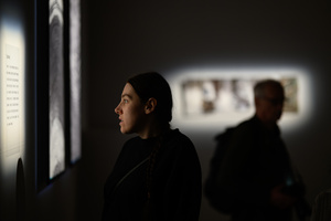 Wystawa: Rozważania nad istotą czasu - Publiczność oglądająca wystawę.