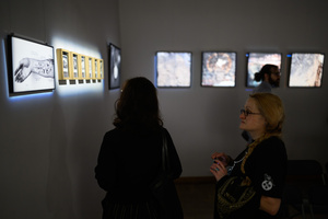 Wystawa: Rozważania nad istotą czasu - Publiczność oglądająca wystawę.