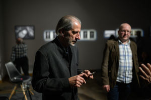 Wystawa: Rozważania nad istotą czasu - Autor Marek Kucharczyk i prowadzący spotkanie Tomasz Sobczak.