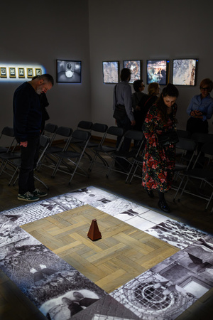 Wystawa: Rozważania nad istotą czasu - Publiczność oglądająca wystawę.