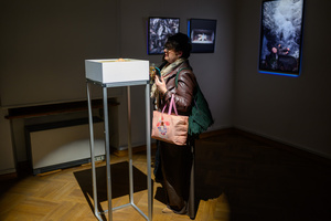 Wystawa: Rozważania nad istotą czasu - Publiczność oglądająca wystawę.