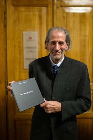 Wystawa: Rozważania nad istotą czasu - Autor Marek Kucharczyk ze swoim albumem fotograficznym.