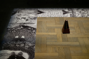 Wystawa: Rozważania nad istotą czasu - Fotografie na wystawie i metronom.