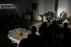 Wystawa: Rozważania nad istotą czasu - Publiczność podczas spotkania z autorem Markiem Kucharczykiem, które prowadzi Tomasz Sobczak.