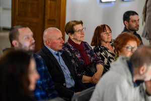 Wystawa: Rozważania nad istotą czasu - Publiczność podczas przemowy na otwarcie.