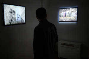 Wystawa: Rozważania nad istotą czasu - Publiczność oglądająca wystawę.