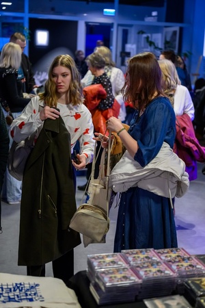 Koncert: Lor - Koncertowa publiczność w hallu Marzenia przed koncertem