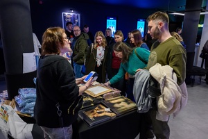 Koncert: Lor - Koncertowa publiczność w hallu Marzenia przed koncertem