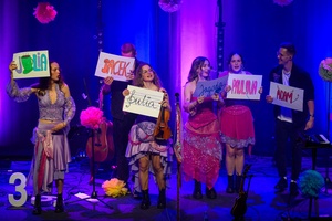 Koncert: Lor - Na scenie zespół Lor przedstawiający się publiczności kartkami z imionami