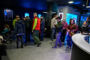 Koncert: Lor - Koncertowa publiczność w hallu Marzenia przed koncertem