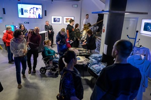 Koncert: Lor - Koncertowa publiczność w hallu Marzenia przed koncertem