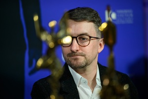 Konferencja prasowa 40. Tarnowskiej Nagrody Filmowej - Kuba Armata przysłuchujący się wypowiedziom prelegentów