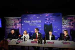 Konferencja prasowa 40. Tarnowskiej Nagrody Filmowej - Przy stole konferencyjnym od lewej: Tomasz Kapturkiewicz - dyr. TCK, Magdalena Piątek - dyr. TNF, Jakub Kwaśny - prezydent Tarnowa, Kuba Armata - dyr. artystyczny TNF, Dominika Dąbek - z-ca dyr. TCK