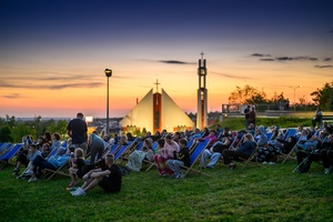 40. TNF: Dzień 2 (23.05.26) - Umoszczeni w leżakach widzowie przed projekcją plenerową pod Domem Kultury Westerplatte
