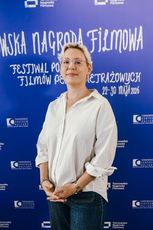 40. TNF: Dzień 4 (25.05.26) - W hallu kina na ściance festiwalowej reżyserka filmu "Miłe kobiety" Maria Wojtyszko