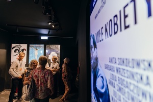 40. TNF: Dzień 4 (25.05.26) - W hallu kina licznie przybyła publiczność na film "Miłe kobiety"