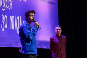 40. TNF: Dzień 6 (27.05.26) - Na scenie Marzenia (od lewej) Kamil Marczak, współscenarzysta filmu "Nie ma duchów w mieszkaniu na Dobrej" zapraszających widzów na projekcję konkursową