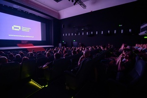 40. TNF: Dzień 6 (27.05.26) - Widzowie w sali kinowej w oczekiwaniu na projekcję konkursową filmu "Brat" Macieja Sobieszczańskiego