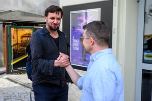 40. TNF: Dzień 7 (28.05.26) - Przed Marzeniem reżyser filmu "Ministranci" Piotr Domalewski witający się z dyr. art. 40. TNF Kubą Armatą