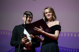 40. TNF: Gala Wręczenia Nagród - Na scenie Marzenia (od lewej): Dyrektor artystyczny TNF Kuba Armata i Zastępczyni dyrektora TCK Dominika Dąbek odczytujący werdykt Publiczności