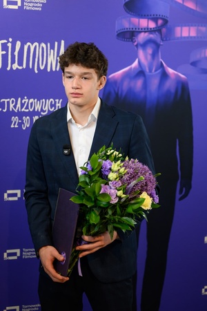 40. TNF: Gala Wręczenia Nagród - W hallu Marzenia pozujący na ściance festiwalowej nagrodzony za debiut aktor Filip Wiłkomirski