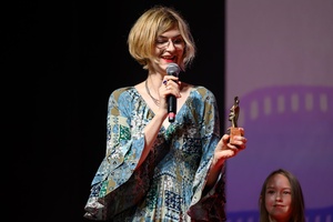 40. TNF: Gala Wręczenia Nagród - Na scenie Marzenia Dagmara Romanowska w imieniu producenta Piotra Krzywki odbiera statuetkę Maszkaronka