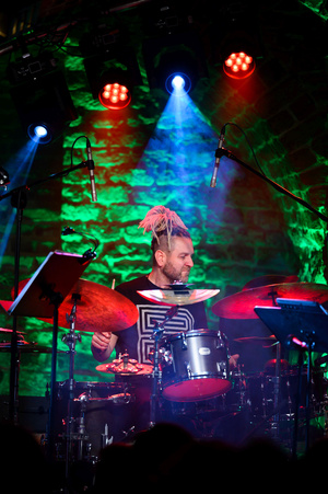 Koncert: LNSD Quartet - Paweł Dobrowolski gra na perkusji.