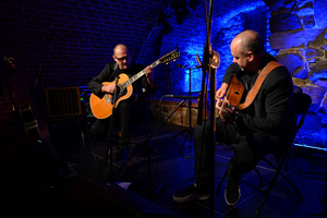 Koncert kolęd "Nocna cisza" - Artur Lesicki i Marek Napiórkowski podczas koncertu.