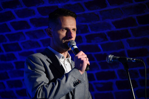 Koncert kolęd "Nocna cisza" - Przywitanie publiczności. Prowadzący na scenie.