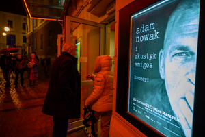 Koncert: Adam Nowak i Akustyk Amigos - Wejście do kina Marzenie. Gablota z afiszem promującym koncert.