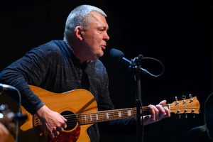 Koncert: Adam Nowak i Akustyk Amigos - Adam Nowak podczas koncertu.