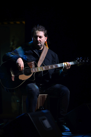 Koncert: Adam Nowak i Akustyk Amigos - Scena: Karim Martusewicz - gitara basowa, cajon