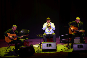 Koncert: Adam Nowak i Akustyk Amigos - Artyści na scenie (od lewej): Jarek Treliński, Tomasz Nowak, Adam Nowak, Karim Martusewicz. Widok z balkonu kina.