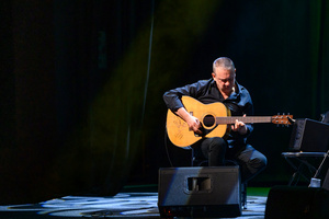 Koncert: Adam Nowak i Akustyk Amigos - Jarek Treliński gra na gitarze.